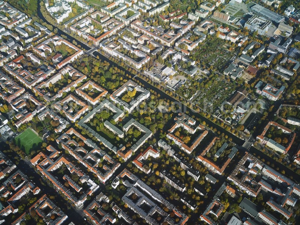 Berlin from the bird's eye view: Residential area a row house settlement at the Wildenbruchstrasse, Treptower street and the Weigandufer in Berlin