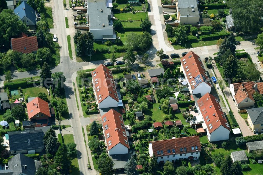 Berlin from the bird's eye view: Residential area a row house settlement Wilhelmsmuehlenweg - Neuenhagener Strasse - Thorner Strasse in Berlin, Germany