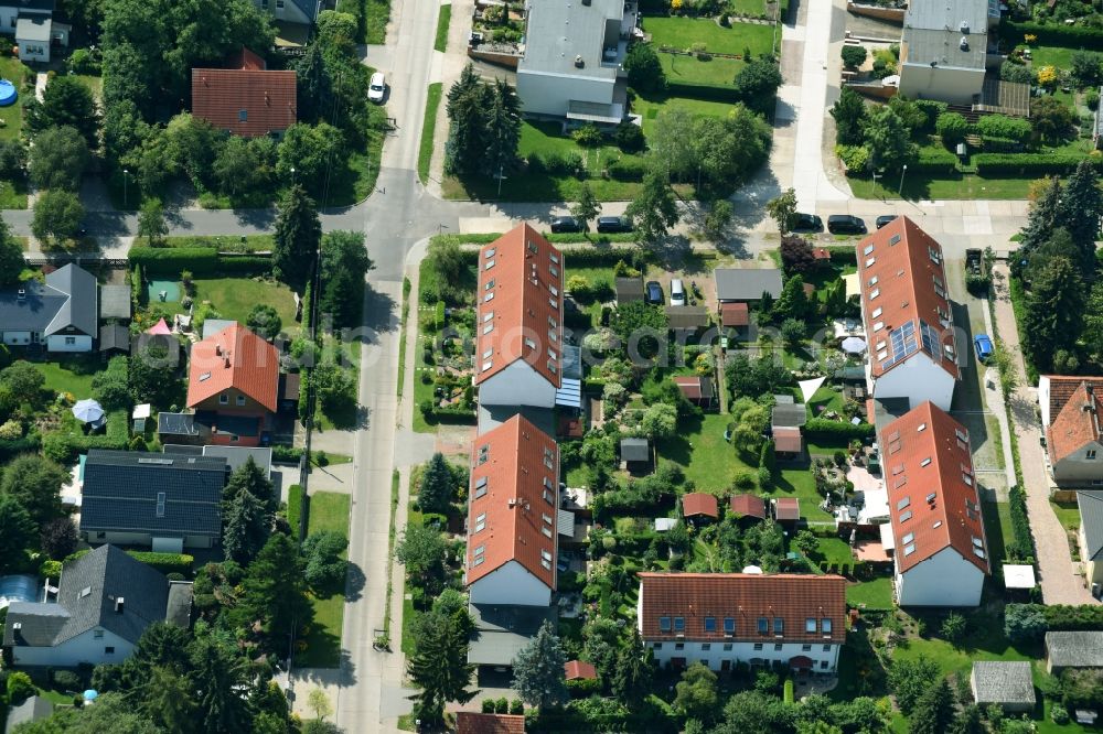 Aerial image Berlin - Residential area a row house settlement Wilhelmsmuehlenweg - Neuenhagener Strasse - Thorner Strasse in Berlin, Germany