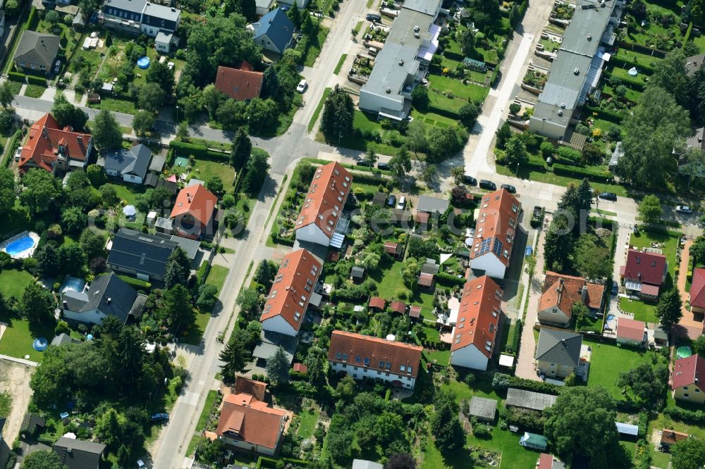 Aerial photograph Berlin - Residential area a row house settlement Wilhelmsmuehlenweg - Neuenhagener Strasse - Thorner Strasse in Berlin, Germany