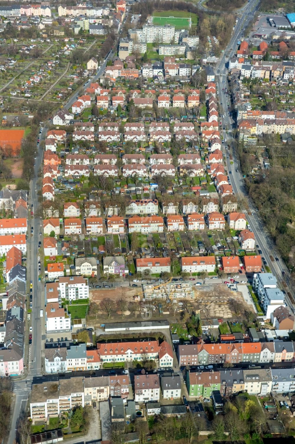 Herne from the bird's eye view: Residential area a row house settlement Wilhelmstrasse - Emscherstrasse - Vereinsstrasse in the district Wanne-Eickel in Herne in the state North Rhine-Westphalia