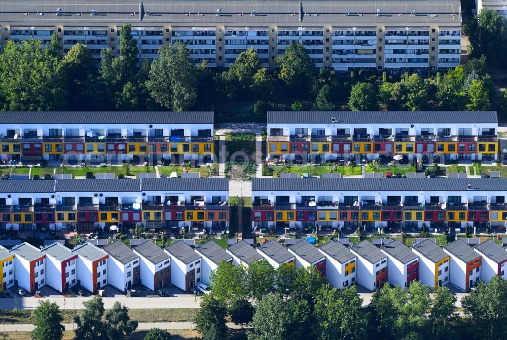 Berlin from the bird's eye view: Residential area a row house settlement between Gensinger Strasse and Alt Friedrichsfeld in Wohngebiet Gensinger Viertel in the district Lichtenberg in Berlin, Germany