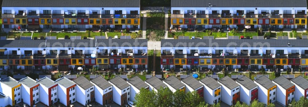 Aerial image Berlin - Residential area a row house settlement between Gensinger Strasse and Alt Friedrichsfeld in Wohngebiet Gensinger Viertel in the district Lichtenberg in Berlin, Germany