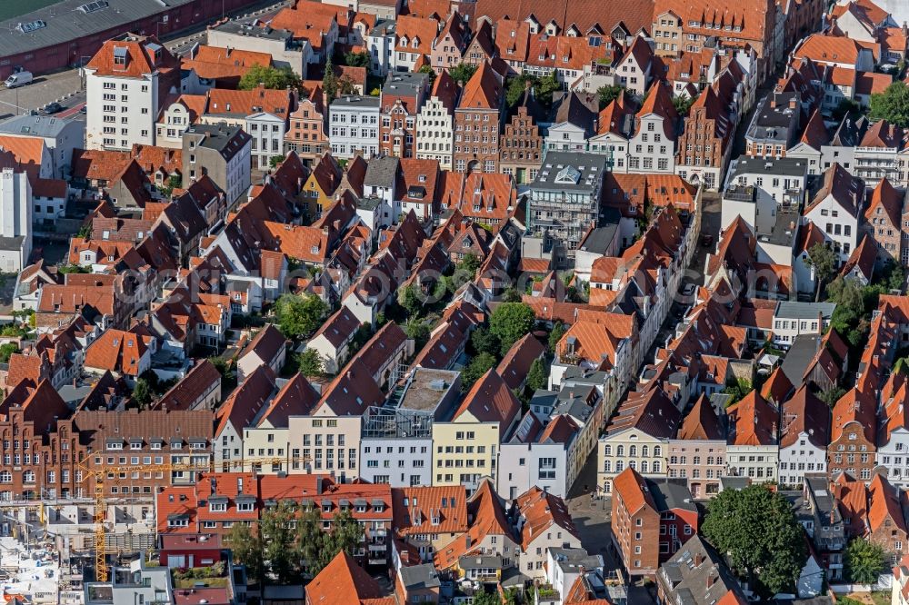 Lübeck from the bird's eye view: Residential area a row house settlement between Fischergrube and Engelsgrube in the district Altstadt in Luebeck in the state Schleswig-Holstein, Germany