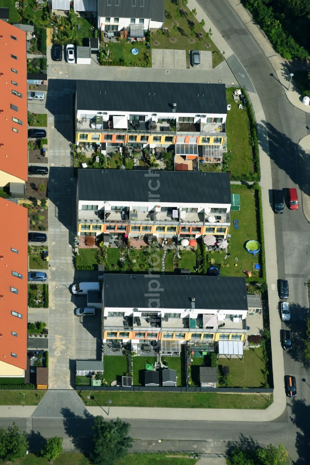 Aerial image Berlin - Residential area a row house settlement between dem Rebhuhnweg and Goldfasanenweg in the district Marzahn-Hellersdorf in Berlin, Germany