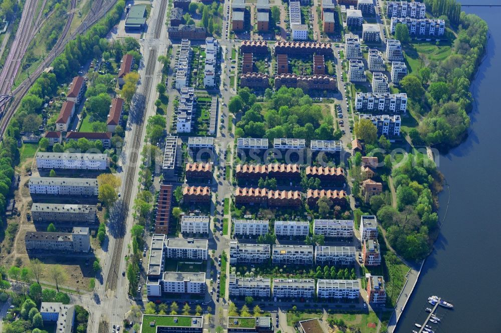 Berlin from the bird's eye view: Residential area with semi-detached houses in the Rummelsburg part of the district of Lichtenberg in Berlin in Germany. The buildings are located on An der Bucht-Street near the northern shores of the lake Rummelsberger See. View from the West towards the park and square Medaillonplatz