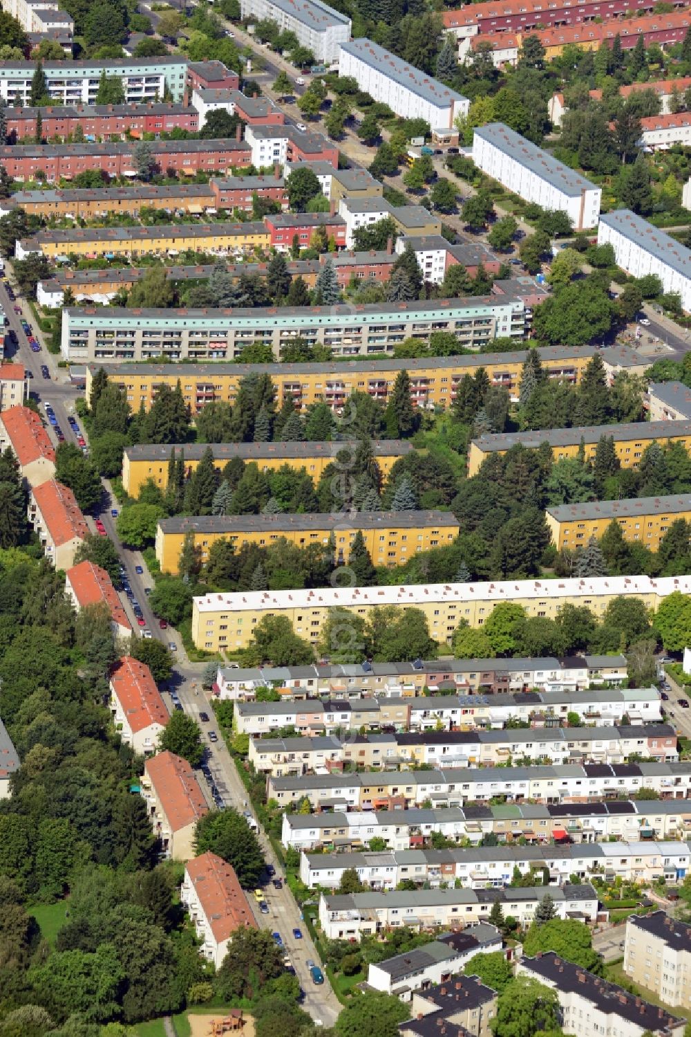 Aerial photograph Berlin - Residential area with block of flats between the roads Gielower Str. and Parchimer Allee in Berlin-Britz in the administrative district of Berlin-Neukoelln