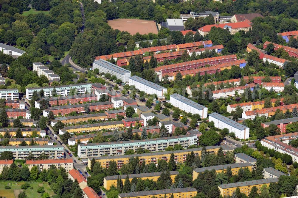 Berlin from above - Residential area with block of flats between the roads Gielower Str. and Parchimer Allee in Berlin-Britz in the administrative district of Berlin-Neukoelln