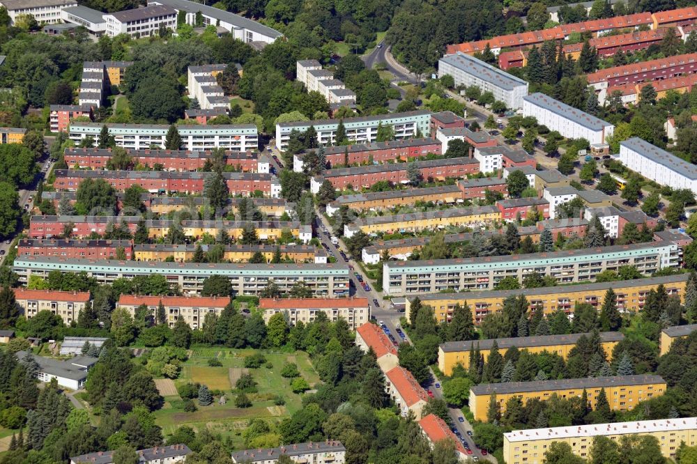 Berlin from the bird's eye view: Residential area with block of flats between the roads Gielower Str. and Parchimer Allee in Berlin-Britz in the administrative district of Berlin-Neukoelln