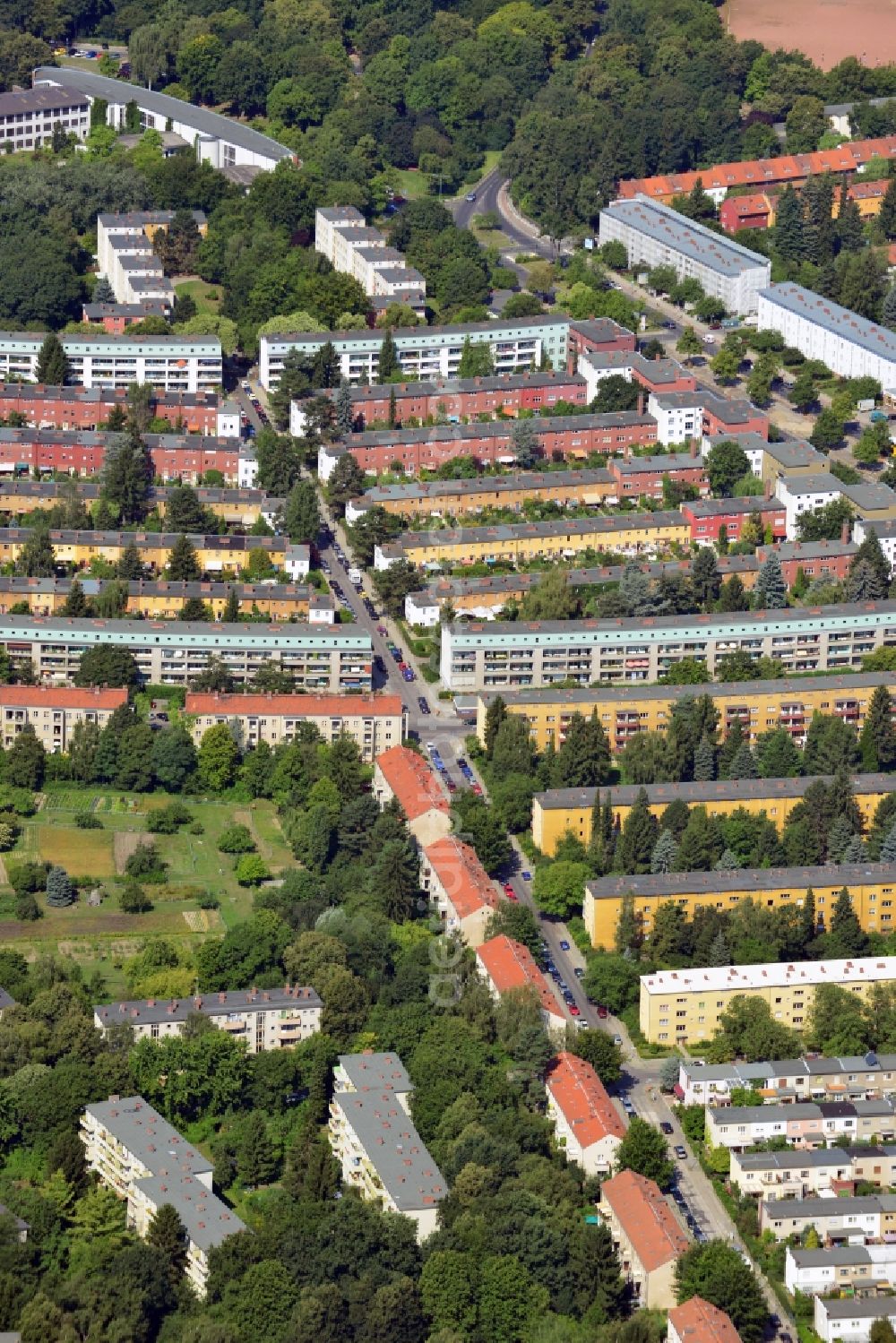 Aerial image Berlin - Residential area with block of flats between the roads Gielower Str. and Parchimer Allee in Berlin-Britz in the administrative district of Berlin-Neukoelln