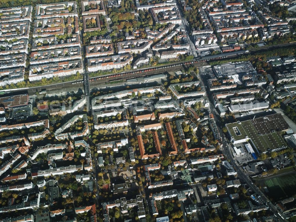 Aerial photograph Berlin - Residential area on Ringbahn rail line in the North of the Britz part of the district of Neukoelln in Berlin in Germany. The area is bordered by Karl-Marx-Strasse in the East and a commercial area