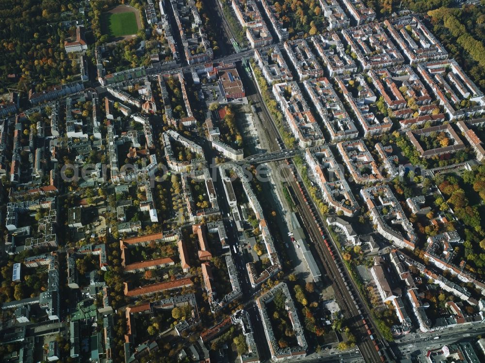 Aerial photograph Berlin - Residential area on Ringbahn rail line in the North of the Britz part of the district of Neukoelln in Berlin in Germany. The area is bordered by Karl-Marx-Strasse in the East and Hermannstrasse in the West