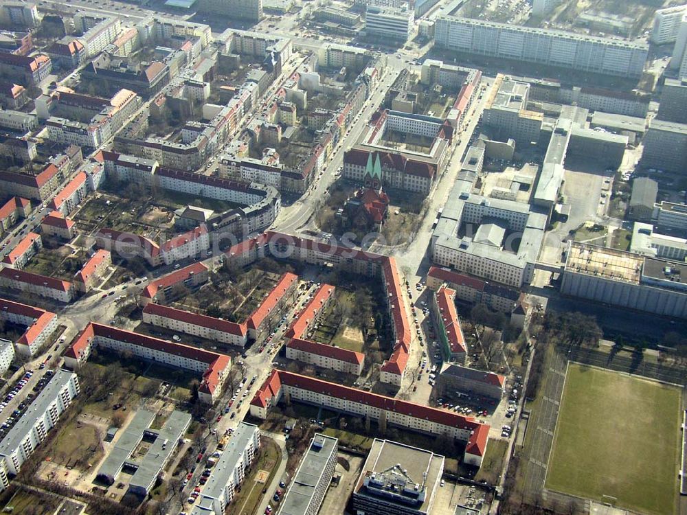 Berlin - LICHTENBERG from the bird's eye view: Wohngebiet am Roedeliusplatz in Berlin-Lichtenberg. 16.03.03