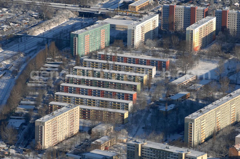 Berlin from the bird's eye view: Blick auf die winterlich verschneiten Gebäude am Rosenfelder Ring 65-99, 125-147, 101-123, 10315 Berlin, der PRIMA Wohnbau Gesellschaft, PRIMA Wohnbauten Privatisierungs-Managemant GmbH Lichtenberg, Kurfürstendamm 32, 10719 Berlin, Tel.: 212497-0, Fax.: 2110170