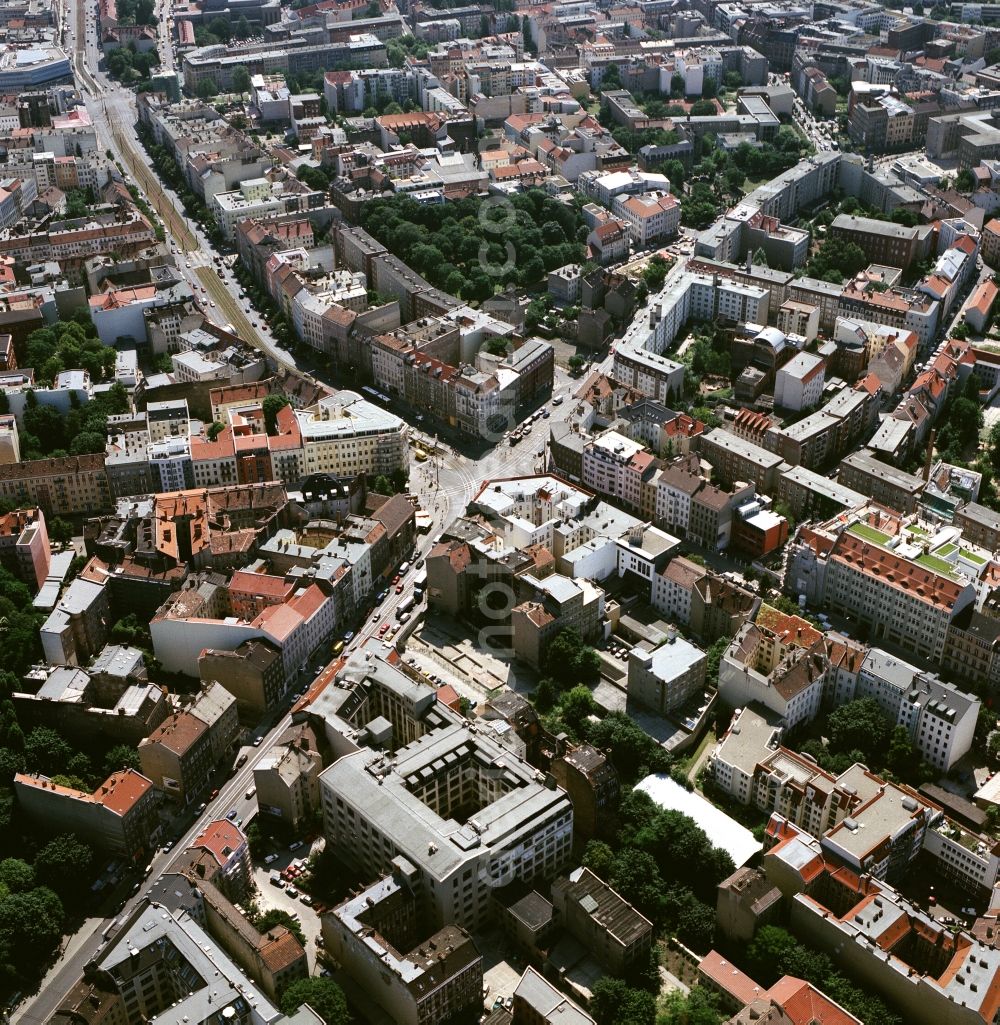 Berlin from the bird's eye view: The Rosenthalerplatz in the Mitte district of Berlin is an important transportation hub. Here crosses the Torstrasse the Brunnenstrasse , several tram lines and the subway line 8 have here breakpoints. The surrounding residential area was built in the early days. On Rosenthalerplatz there are small shops and inviting scene Local. At the historical cemetery Garnisionsfriedhof in Rosenthalerstraße-road are graves of famous citizens of Berlin