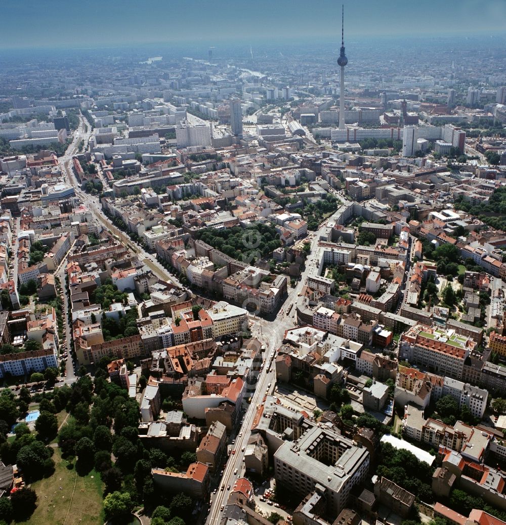 Aerial image Berlin - The Rosenthalerplatz in the Mitte district of Berlin is an important transportation hub. Here crosses the Torstrasse the Brunnenstrasse , several tram lines and the subway line 8 have here breakpoints. The surrounding residential area was built in the early days. On Rosenthalerplatz there are small shops and inviting scene Local. At the historical cemetery Garnisionsfriedhof in Rosenthalerstraße-road are graves of famous citizens of Berlin. In the background of the Berlin TV Tower can be seen