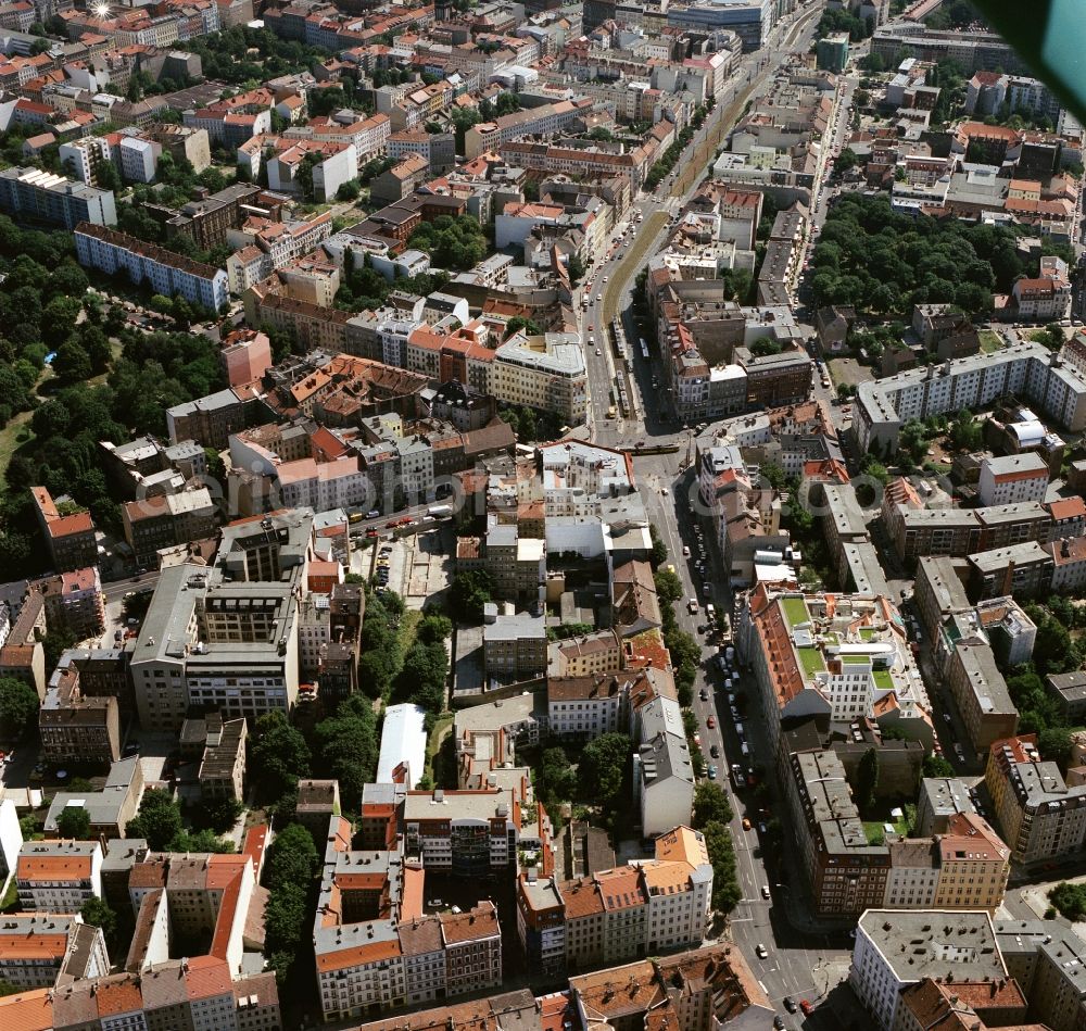 Aerial photograph Berlin - The Rosenthalerplatz in the Mitte district of Berlin is an important transportation hub. Here crosses the Torstrasse the Brunnenstrasse , several tram lines and the subway line 8 have here breakpoints. The surrounding residential area was built in the early days. On Rosenthalerplatz there are small shops and inviting scene Local. At the historical cemetery Garnisionsfriedhof in Rosenthalerstraße-road are graves of famous citizens of Berlin