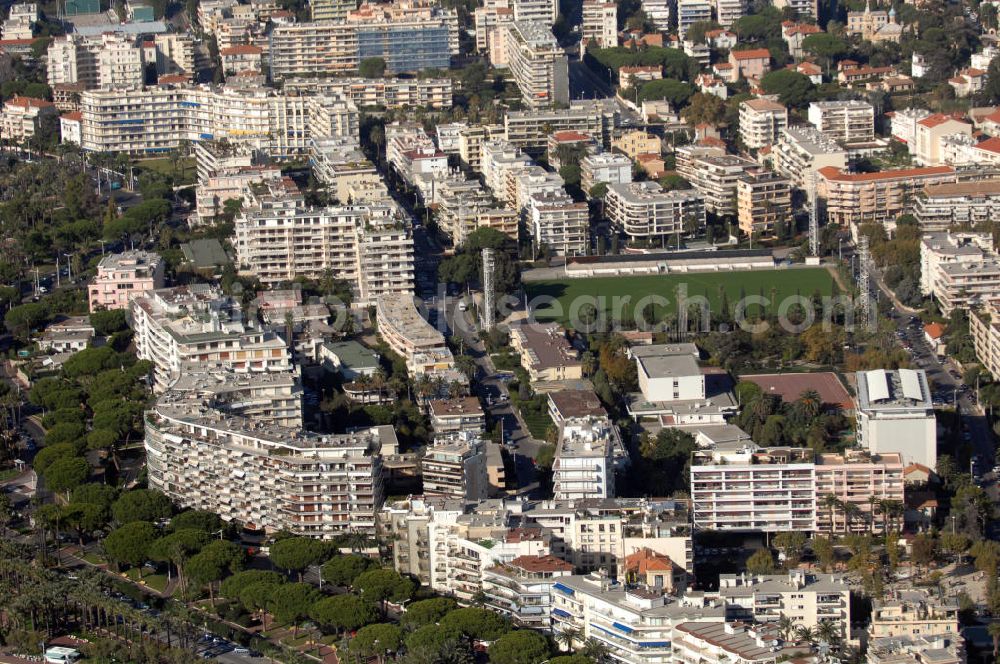 06.10.2008 from above - Blick auf ein Wohngebiet an der Rue Jean Creps im Stadtteil Palm Beach in Cannes. Cannes ist eine Stadt mit ca. 70.200 Einwohnern (2006) in Südfrankreich an der Cote d' Azur im Département Alpes-Maritimes.