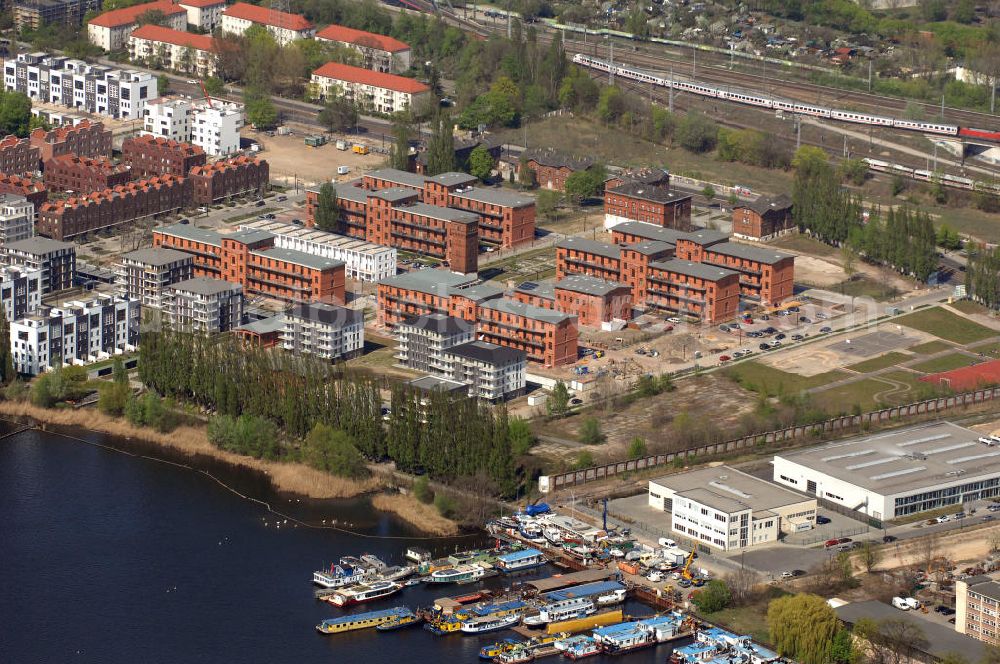 Aerial image Berlin - Blick auf das Rummelsburger Ufer, ein Teil der Rummelsburger Bucht mit dem Rummelsburger See. Hier enstehen bzw. entstanden Wohnungen als auch Einfamilienhaäuser im Neubau und Altbau. Speziell hierfür umgebaut sind die denkmalgeschützten ehemaligen JVA Gebäude der Haftanstalt / Justizvollzugsanstalt Rummelsburg. Einbezogen in die Bautätigkeit wurden sechs so genannten Verwahrhäuser des Gefängnisses, der Turm des ehemaligen Heizhauses, das Wäschereigebäude sowie das einstige Lazarett.