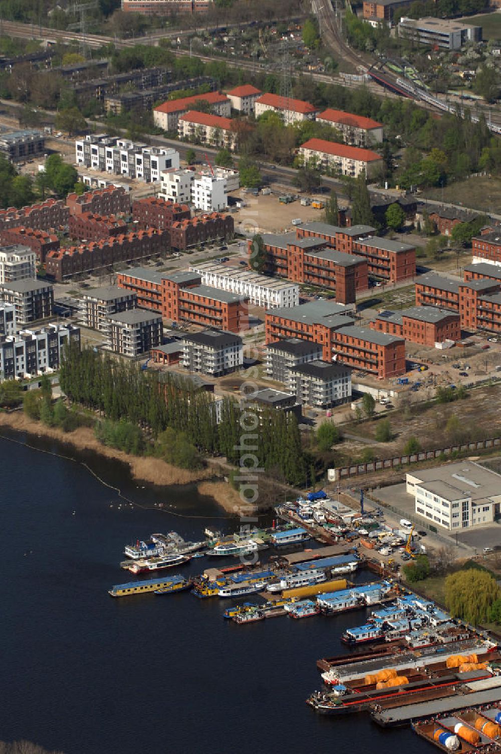 Berlin from above - Blick auf das Rummelsburger Ufer, ein Teil der Rummelsburger Bucht mit dem Rummelsburger See. Hier enstehen bzw. entstanden Wohnungen als auch Einfamilienhaäuser im Neubau und Altbau. Speziell hierfür umgebaut sind die denkmalgeschützten ehemaligen JVA Gebäude der Haftanstalt / Justizvollzugsanstalt Rummelsburg. Einbezogen in die Bautätigkeit wurden sechs so genannten Verwahrhäuser des Gefängnisses, der Turm des ehemaligen Heizhauses, das Wäschereigebäude sowie das einstige Lazarett.