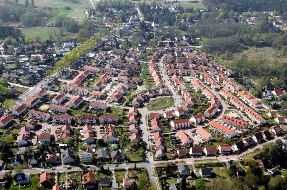 SCHILDOW from the bird's eye view: Blick auf das neu errichtete Wohngebiet Schildower Pfaffenwald der Schildow Wohnungsbau GmbH & Co KG an der Franz-Schmidt-Straße 30 in 16552 Schildow / Brandenburg (nördlich von Berlin - Pankow). Tel.: 033056-89857