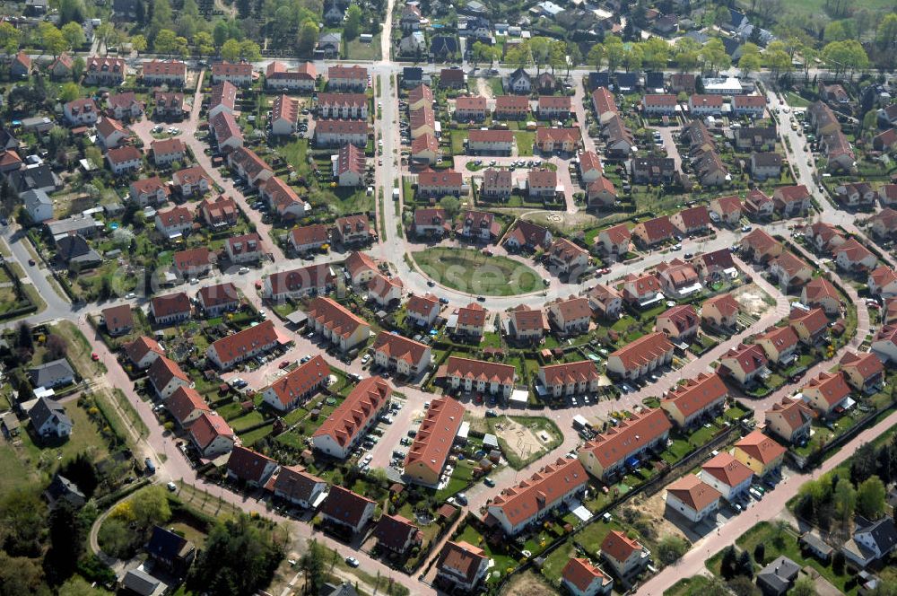 Aerial photograph SCHILDOW - Blick auf das neu errichtete Wohngebiet Schildower Pfaffenwald der Schildow Wohnungsbau GmbH & Co KG an der Franz-Schmidt-Straße 30 in 16552 Schildow / Brandenburg (nördlich von Berlin - Pankow). Tel.: 033056-89857