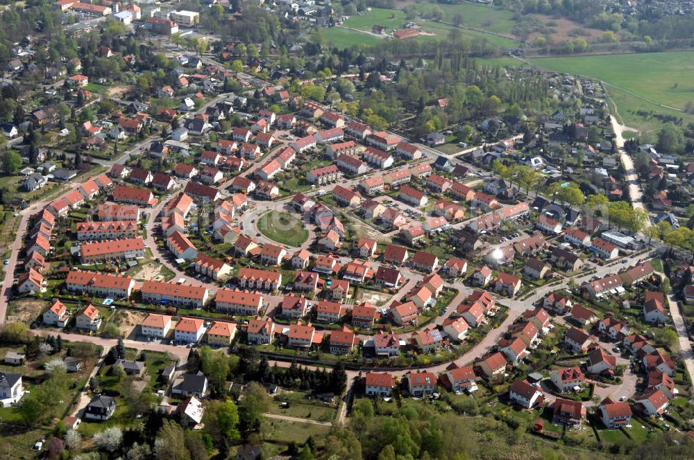 SCHILDOW from above - Blick auf das neu errichtete Wohngebiet Schildower Pfaffenwald der Schildow Wohnungsbau GmbH & Co KG an der Franz-Schmidt-Straße 30 in 16552 Schildow / Brandenburg (nördlich von Berlin - Pankow). Tel.: 033056-89857