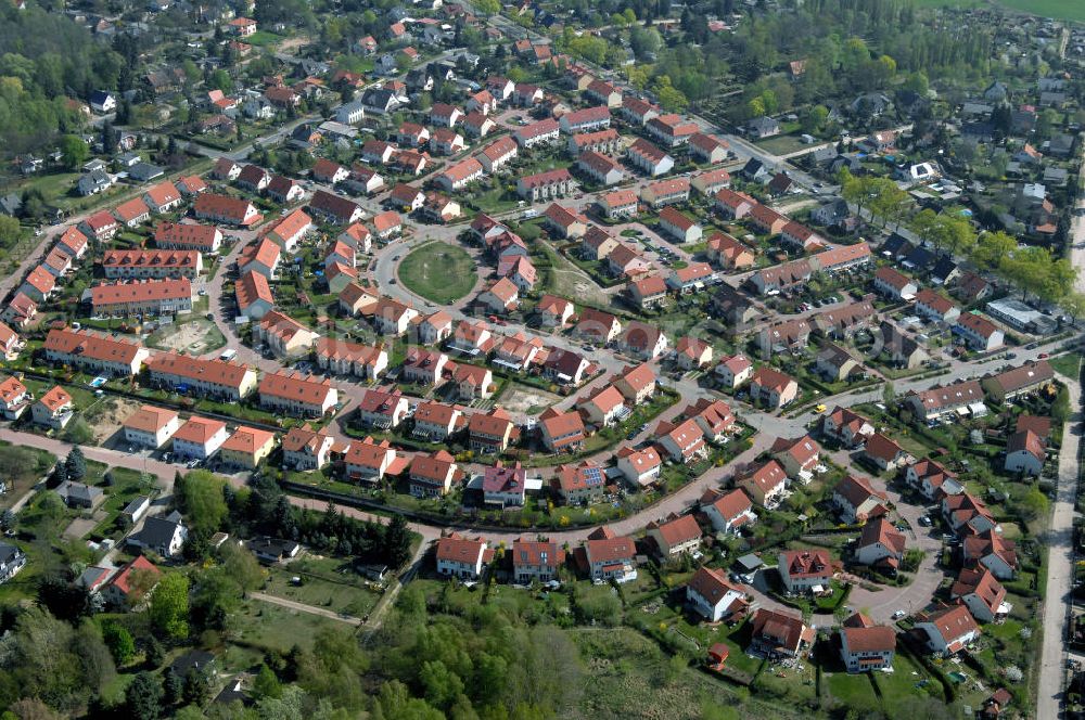 SCHILDOW from the bird's eye view: Blick auf das neu errichtete Wohngebiet Schildower Pfaffenwald der Schildow Wohnungsbau GmbH & Co KG an der Franz-Schmidt-Straße 30 in 16552 Schildow / Brandenburg (nördlich von Berlin - Pankow). Tel.: 033056-89857