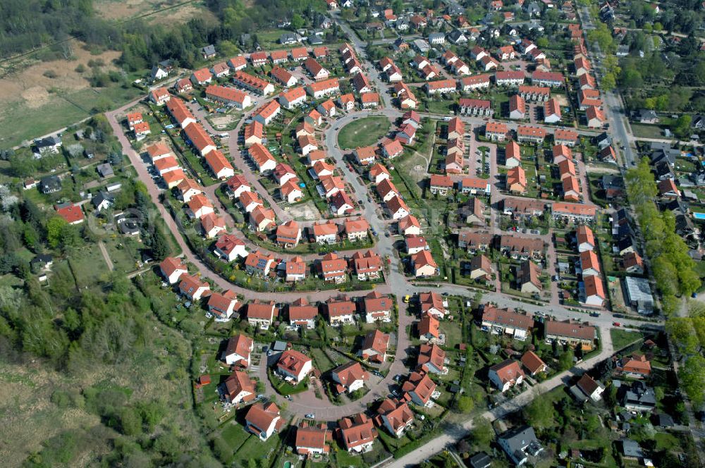 Aerial photograph SCHILDOW - Blick auf das neu errichtete Wohngebiet Schildower Pfaffenwald der Schildow Wohnungsbau GmbH & Co KG an der Franz-Schmidt-Straße 30 in 16552 Schildow / Brandenburg (nördlich von Berlin - Pankow). Tel.: 033056-89857