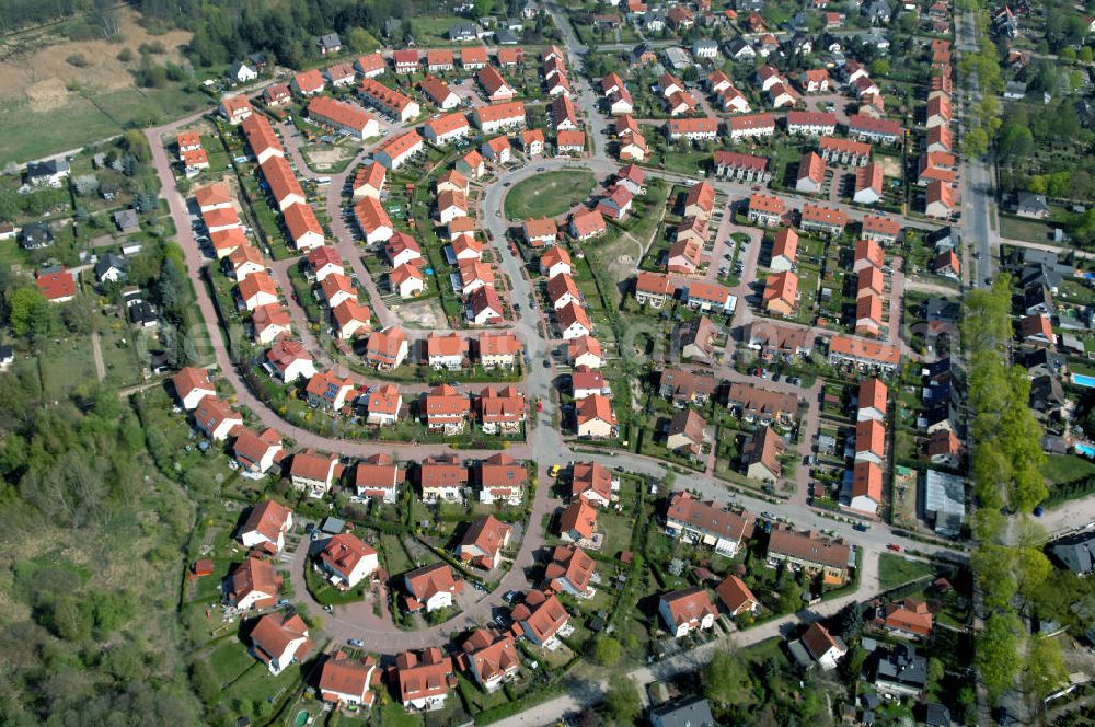 SCHILDOW from above - Blick auf das neu errichtete Wohngebiet Schildower Pfaffenwald der Schildow Wohnungsbau GmbH & Co KG an der Franz-Schmidt-Straße 30 in 16552 Schildow / Brandenburg (nördlich von Berlin - Pankow). Tel.: 033056-89857