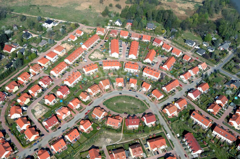 SCHILDOW from the bird's eye view: Blick auf das neu errichtete Wohngebiet Schildower Pfaffenwald der Schildow Wohnungsbau GmbH & Co KG an der Franz-Schmidt-Straße 30 in 16552 Schildow / Brandenburg (nördlich von Berlin - Pankow). Tel.: 033056-89857