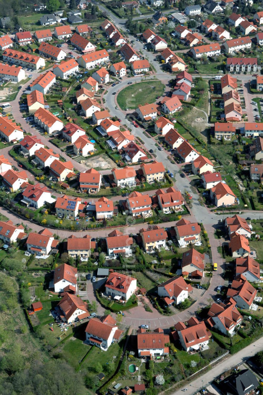 SCHILDOW from above - Blick auf das neu errichtete Wohngebiet Schildower Pfaffenwald der Schildow Wohnungsbau GmbH & Co KG an der Franz-Schmidt-Straße 30 in 16552 Schildow / Brandenburg (nördlich von Berlin - Pankow). Tel.: 033056-89857