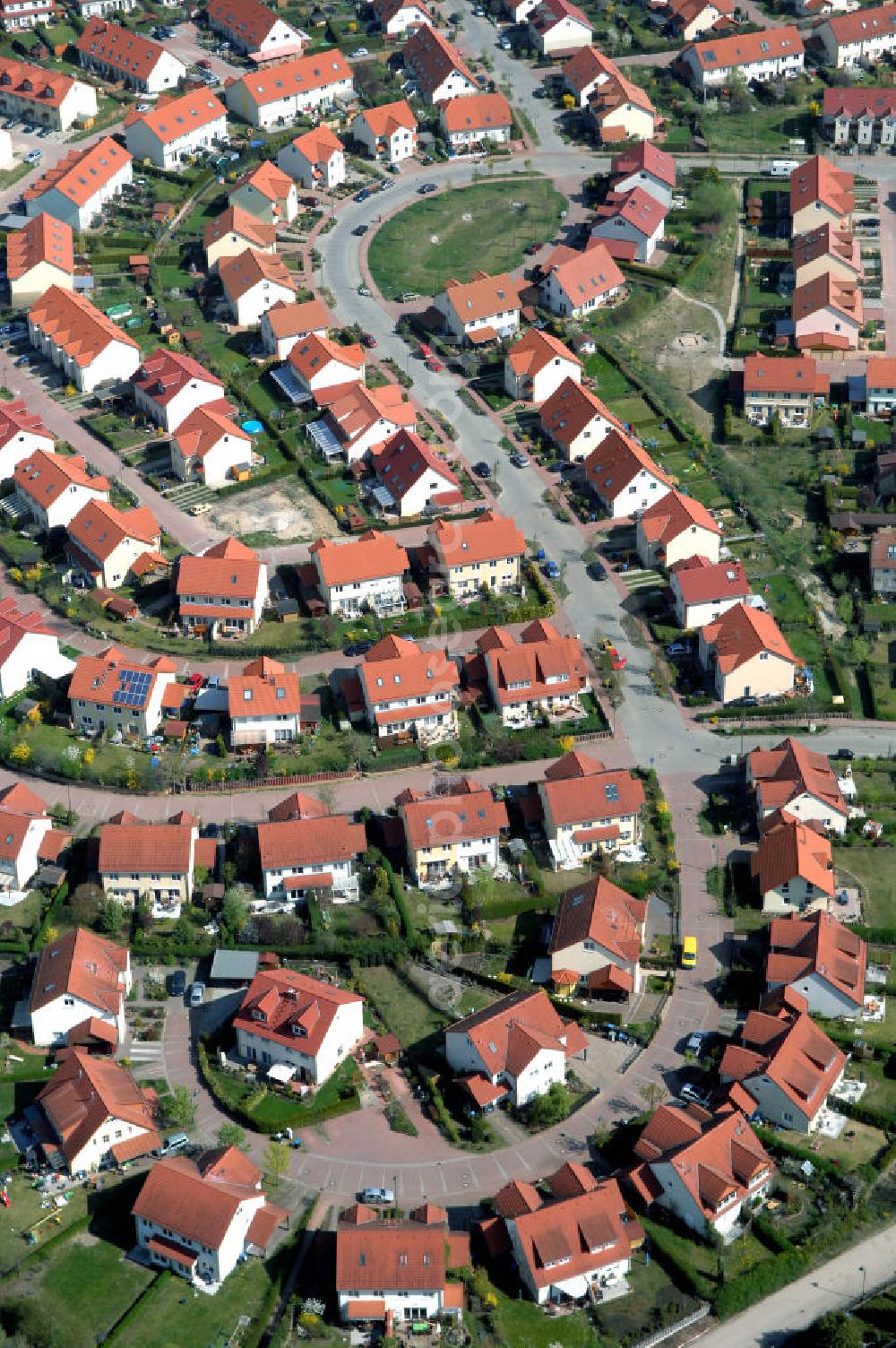 SCHILDOW from the bird's eye view: Blick auf das neu errichtete Wohngebiet Schildower Pfaffenwald der Schildow Wohnungsbau GmbH & Co KG an der Franz-Schmidt-Straße 30 in 16552 Schildow / Brandenburg (nördlich von Berlin - Pankow). Tel.: 033056-89857