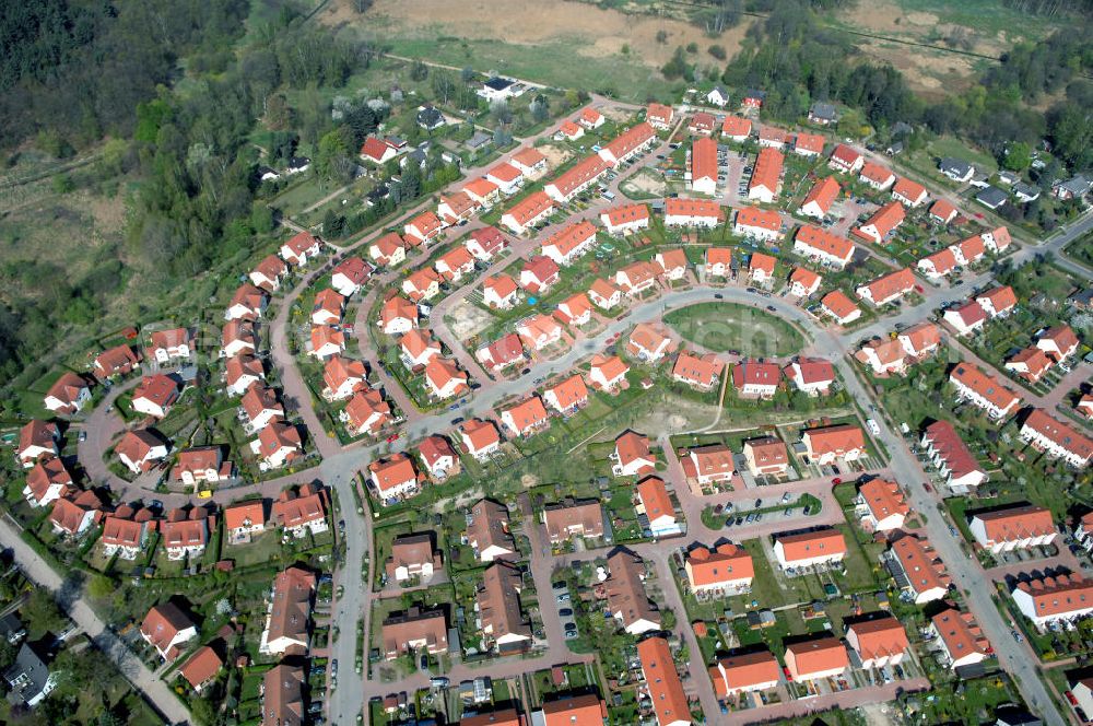 Aerial photograph SCHILDOW - Blick auf das neu errichtete Wohngebiet Schildower Pfaffenwald der Schildow Wohnungsbau GmbH & Co KG an der Franz-Schmidt-Straße 30 in 16552 Schildow / Brandenburg (nördlich von Berlin - Pankow). Tel.: 033056-89857