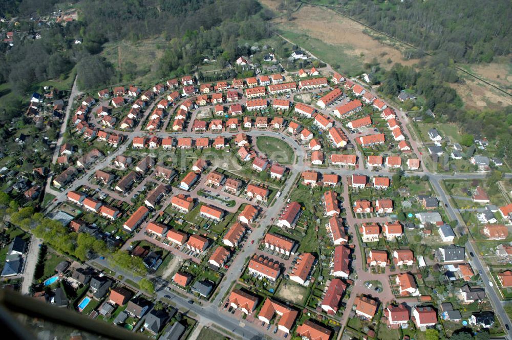 SCHILDOW from above - Blick auf das neu errichtete Wohngebiet Schildower Pfaffenwald der Schildow Wohnungsbau GmbH & Co KG an der Franz-Schmidt-Straße 30 in 16552 Schildow / Brandenburg (nördlich von Berlin - Pankow). Tel.: 033056-89857