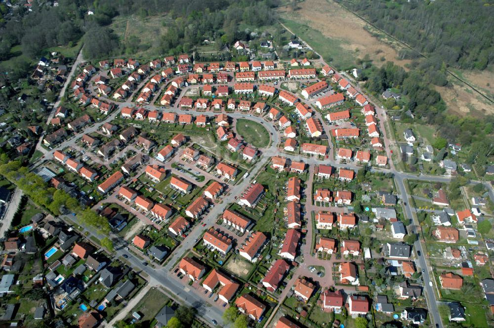 SCHILDOW from the bird's eye view: Blick auf das neu errichtete Wohngebiet Schildower Pfaffenwald der Schildow Wohnungsbau GmbH & Co KG an der Franz-Schmidt-Straße 30 in 16552 Schildow / Brandenburg (nördlich von Berlin - Pankow). Tel.: 033056-89857