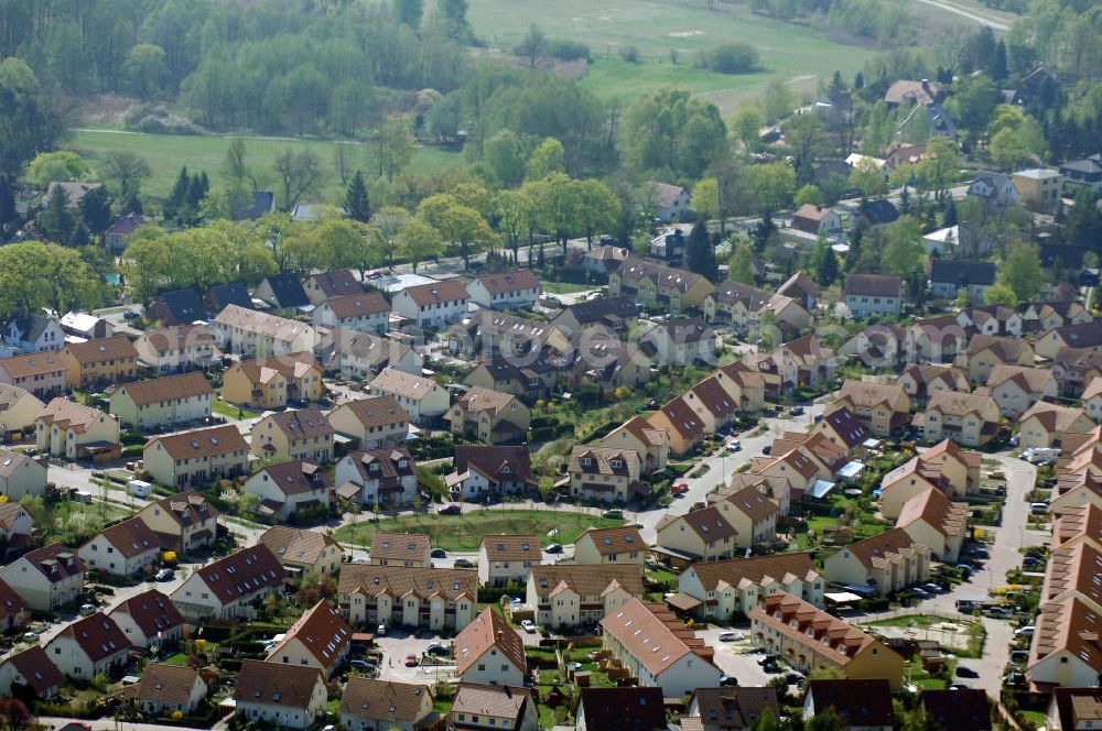 Aerial photograph SCHILDOW - Blick auf das neu errichtete Wohngebiet Schildower Pfaffenwald der Schildow Wohnungsbau GmbH & Co KG an der Franz-Schmidt-Straße 30 in 16552 Schildow / Brandenburg (nördlich von Berlin - Pankow). Tel.: 033056-89857