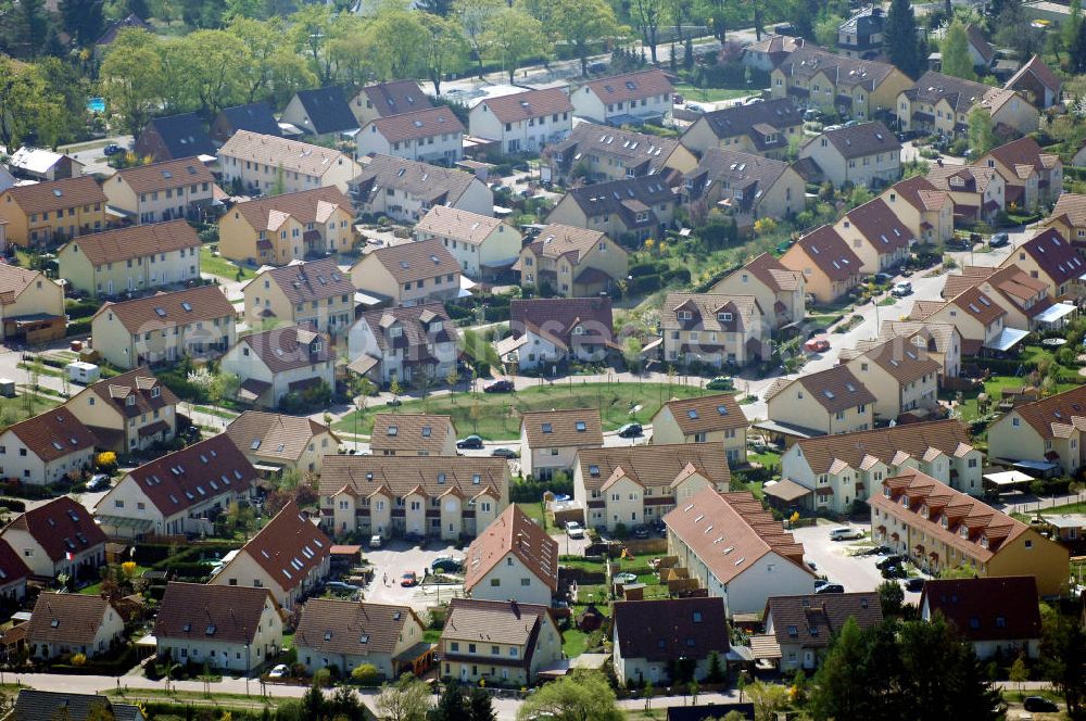 SCHILDOW from above - Blick auf das neu errichtete Wohngebiet Schildower Pfaffenwald der Schildow Wohnungsbau GmbH & Co KG an der Franz-Schmidt-Straße 30 in 16552 Schildow / Brandenburg (nördlich von Berlin - Pankow). Tel.: 033056-89857