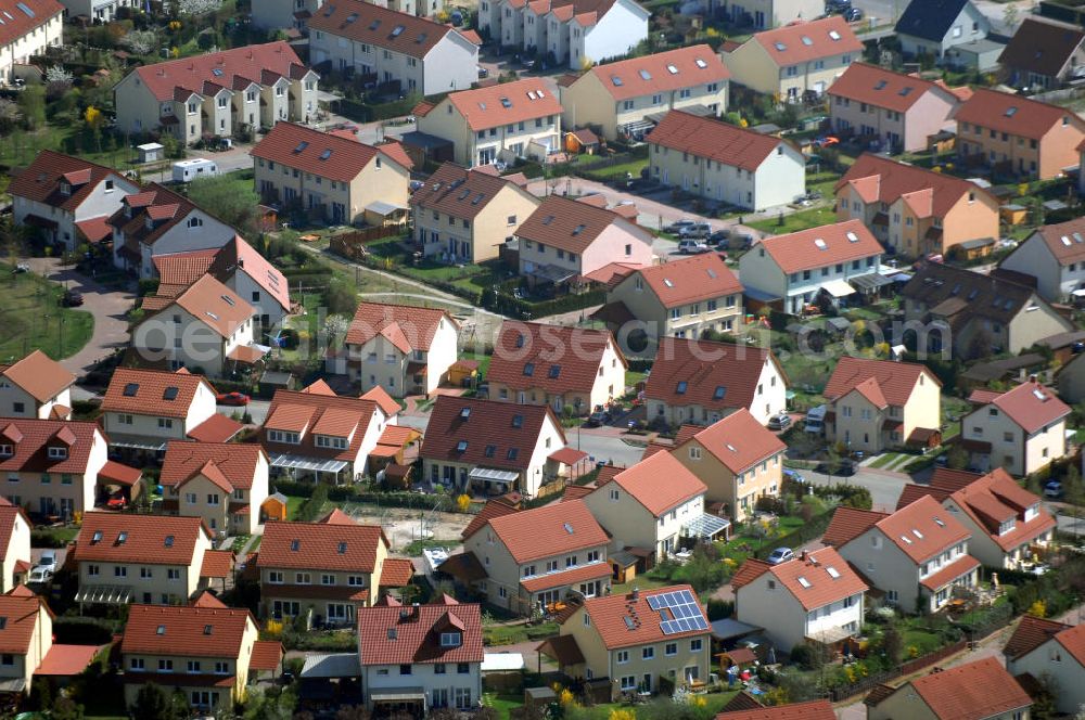 SCHILDOW from the bird's eye view: Blick auf das neu errichtete Wohngebiet Schildower Pfaffenwald der Schildow Wohnungsbau GmbH & Co KG an der Franz-Schmidt-Straße 30 in 16552 Schildow / Brandenburg (nördlich von Berlin - Pankow). Tel.: 033056-89857