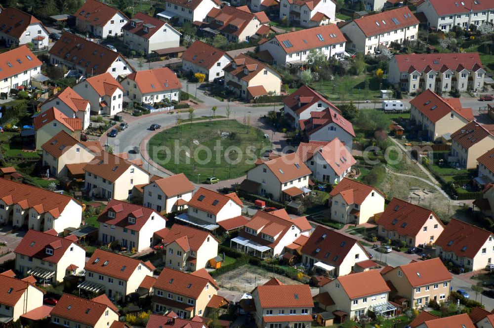 SCHILDOW from above - Blick auf das neu errichtete Wohngebiet Schildower Pfaffenwald der Schildow Wohnungsbau GmbH & Co KG an der Franz-Schmidt-Straße 30 in 16552 Schildow / Brandenburg (nördlich von Berlin - Pankow). Tel.: 033056-89857