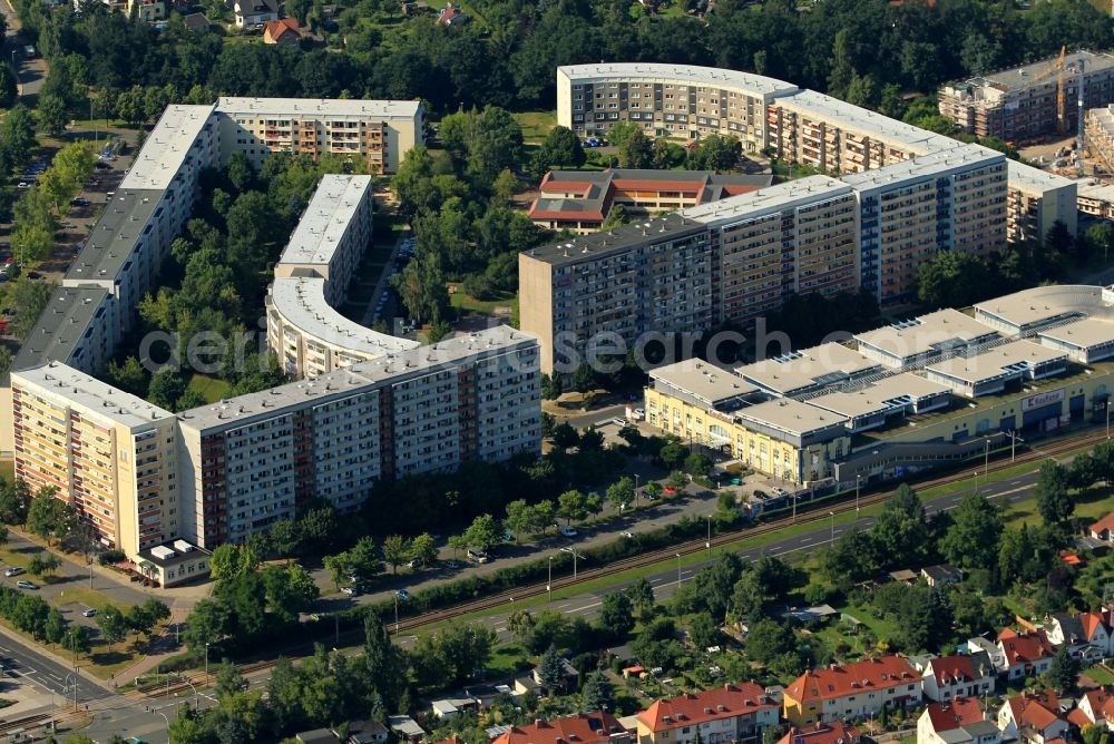 Aerial image Gera - The district Lusan of Gera in Thuringia is characterized by many prefabricated from the communist era. Between the Schleizer Strait and the Strait Rudolstaedter form 11- and 5 storey new building a residential courtyard. Here is the daycare Sonnenkaefer. The low-rise on the Schleizer Street is a shopping center KAUFLAND