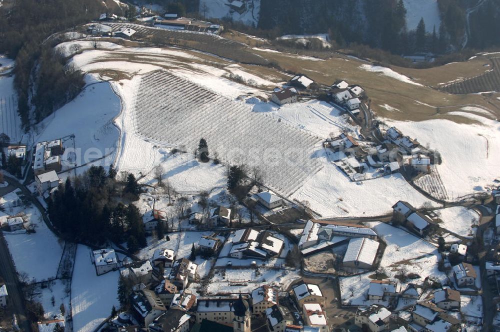 Voels from above - Blick auf das winterlich verschneite Wohngebiet am Schlossweg (Via del Castello) / Bodenweg in Italien.