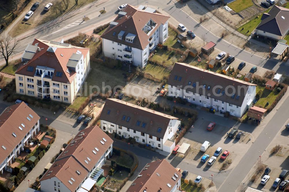 Aerial photograph Stahnsdorf - Blick auf das Wohngebiet am Schmetterlingsring in Stahnsdorf. Die Gemeinde Stahnsdorf liegt im Landkreis Potsdam-Mittelmark. Stahnsdorf wurde erstmals im Jahr 1264 urkundlich erwähnt und bestand ursprünglich nur aus dem alten Dorfkern an einer damals wichtigen Verbindungsstraße von Sachsen nach Spandau. Zu 14532 Stahnsdorf gehören die Ortsteile Güterfelde mit Ortsteil Kienwerder, Schenkenhorst, Sputendorf und im PLZ-Bereich Fahlhorst, Kleinmachnow, Philippsthal und Nudow.