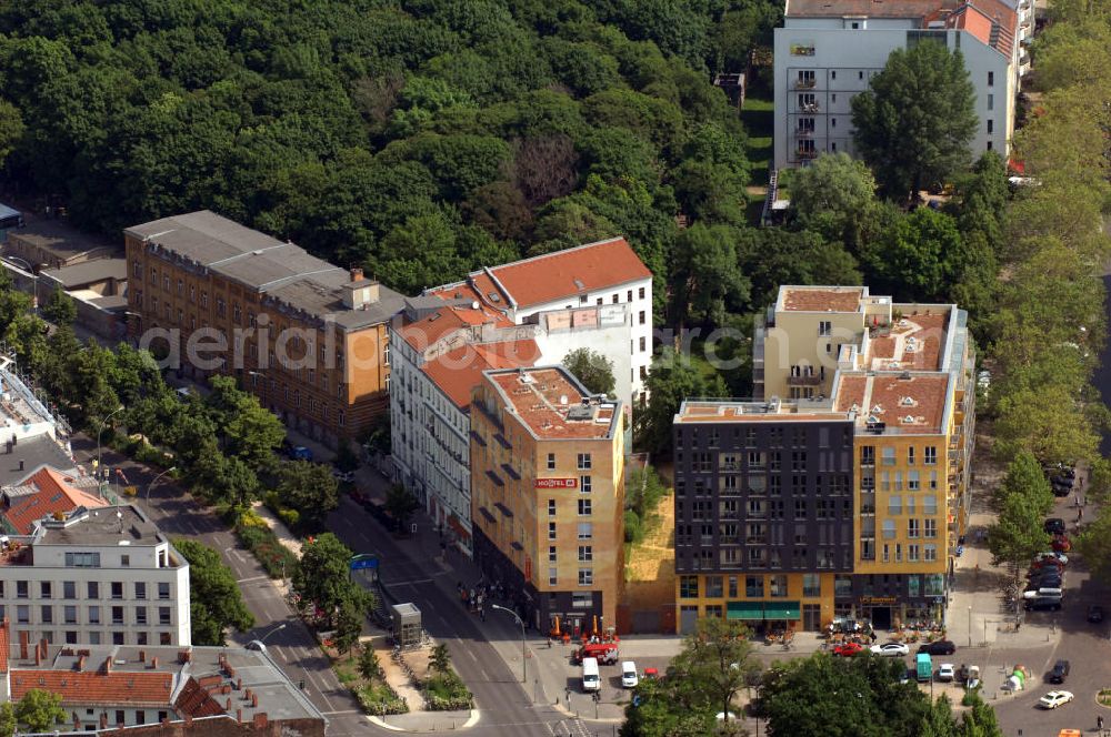 Aerial image Berlin - Blick auf das Wohngebiet in der Schönhauser Allee am Senefelder Platz im Ortsteil Prenzlauer Berg in Berlin-Pankow, mit dem Sitz der Jüdischen Gemeinde zu Berlin und dem Jüdischen Friedhof. View to the residential district in the Schönhauser Allee at the Senefelder Platz in the district Prenzlauer Berg of Berlin-Pankow, with the seat of the Jewish Parish Berlin and the Jewish Cemetry.