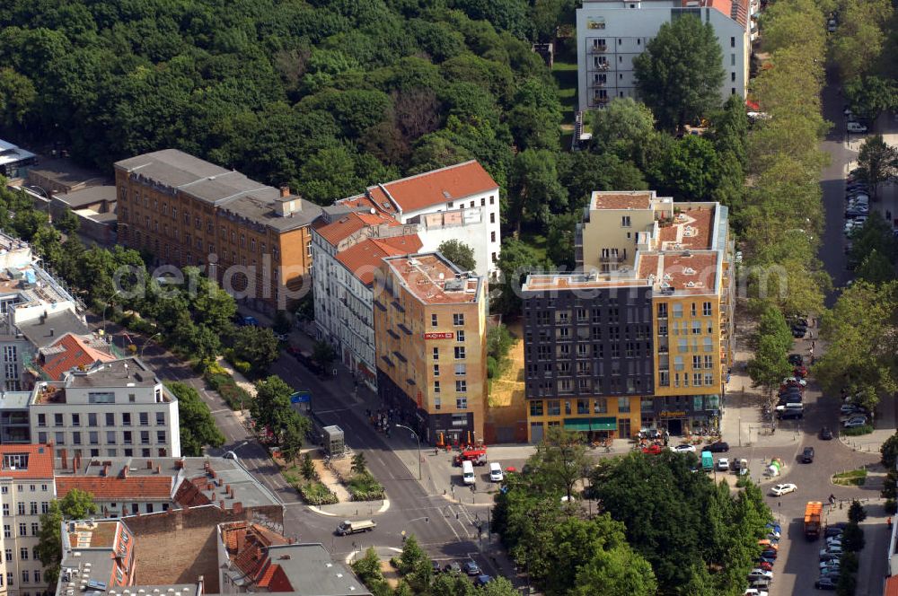 Aerial photograph Berlin - Blick auf das Wohngebiet in der Schönhauser Allee am Senefelder Platz im Ortsteil Prenzlauer Berg in Berlin-Pankow, mit dem Sitz der Jüdischen Gemeinde zu Berlin und dem Jüdischen Friedhof. View to the residential district in the Schönhauser Allee at the Senefelder Platz in the district Prenzlauer Berg of Berlin-Pankow, with the seat of the Jewish Parish Berlin and the Jewish Cemetry.