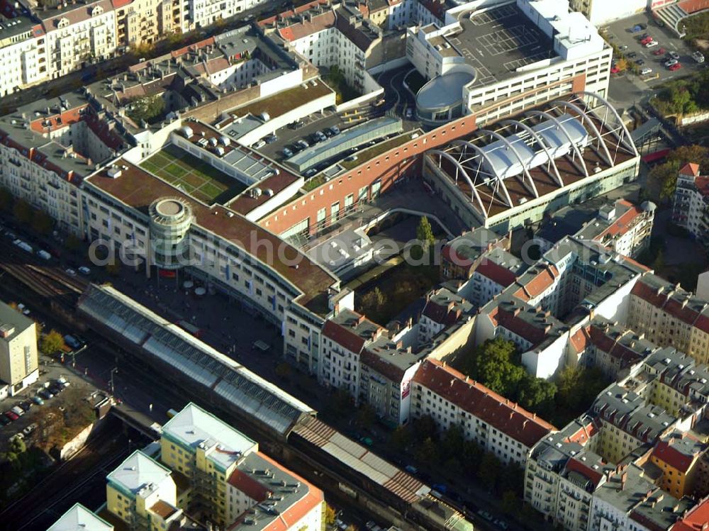 Aerial photograph Berlin- Prenzlauer Berg - 20.10.2004 Blick auf das Wohngebiet an der Schönhauser Allee in der Nähe der Schönhauser Allee Arcaden in Berlin.