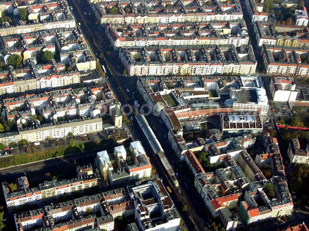 Berlin- Prenzlauer Berg from above - 20.10.2004 Blick auf das Wohngebiet an der Schönhauser Allee in der Nähe der Schönhauser Allee Arcaden in Berlin.