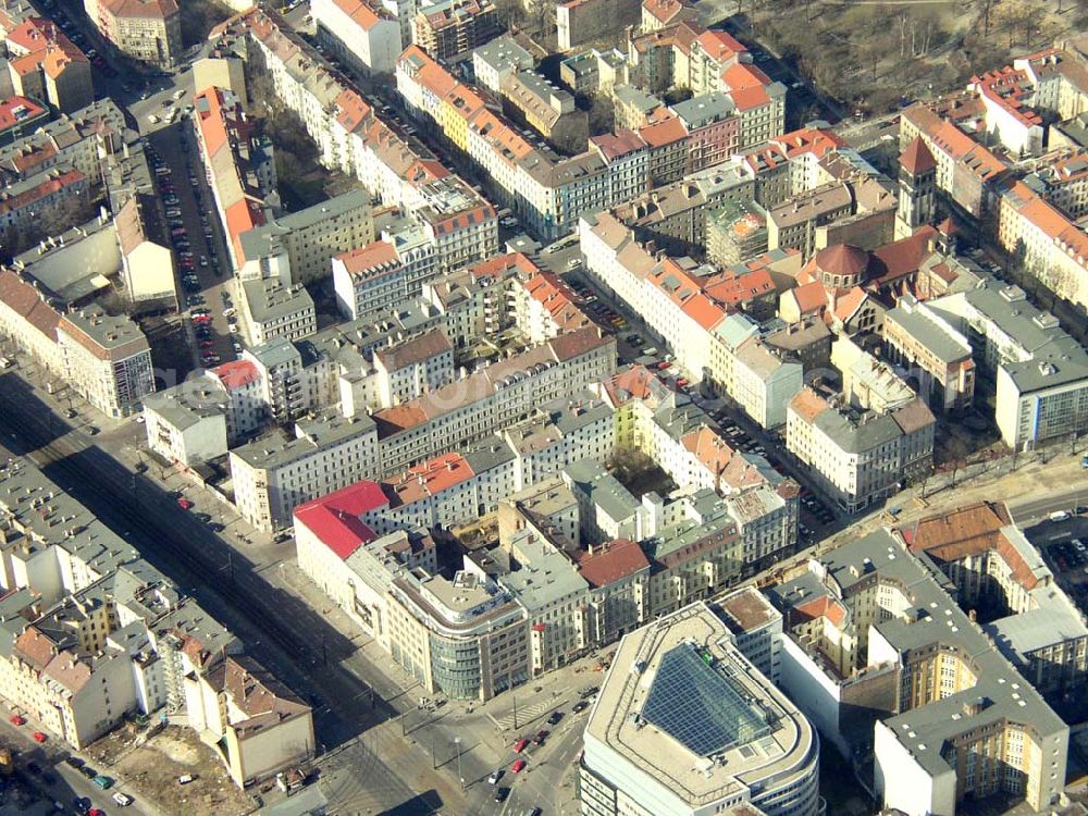 Berlin from the bird's eye view: Wohngebiet an der Schönhauser Allee / Ecke Torstraße in Berlin-Mitte. 16.03.03