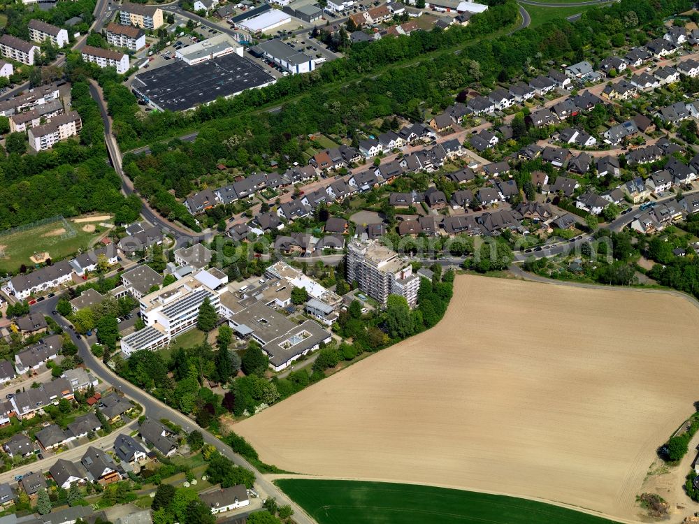 Aerial image Andernach - Residential area in the South of Andernach in the state of Rhineland-Palatinate. The town is located in the county district of Mayen-Koblenz on the left riverbank of the river Rhine. The town is characterised by industry, consists of five boroughs and districts and belongs to the oldest towns in Germany. A residential area with single family houses, gardens and allotments is located in the South of Andernach along a field