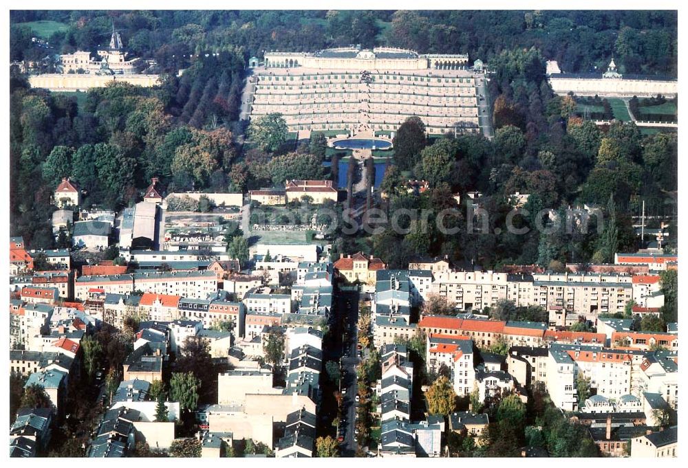 Aerial image Potsdam - Wohngebiet an der Sellostraße 23 a, am Fuße des Parkes Sanssouci in Potsdam